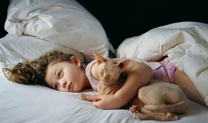 صور في كتاب التقطت علاقة غريبة بين طفلة وحيوانات