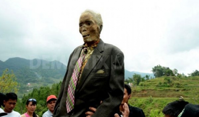 يحدث في أندونيسيا يخرجون الجثث لتغيير ملابسها (صور)