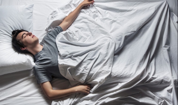 هل تساءلت من قبل لماذا تشعر بهزة مفاجئة أثناء النوم ؟